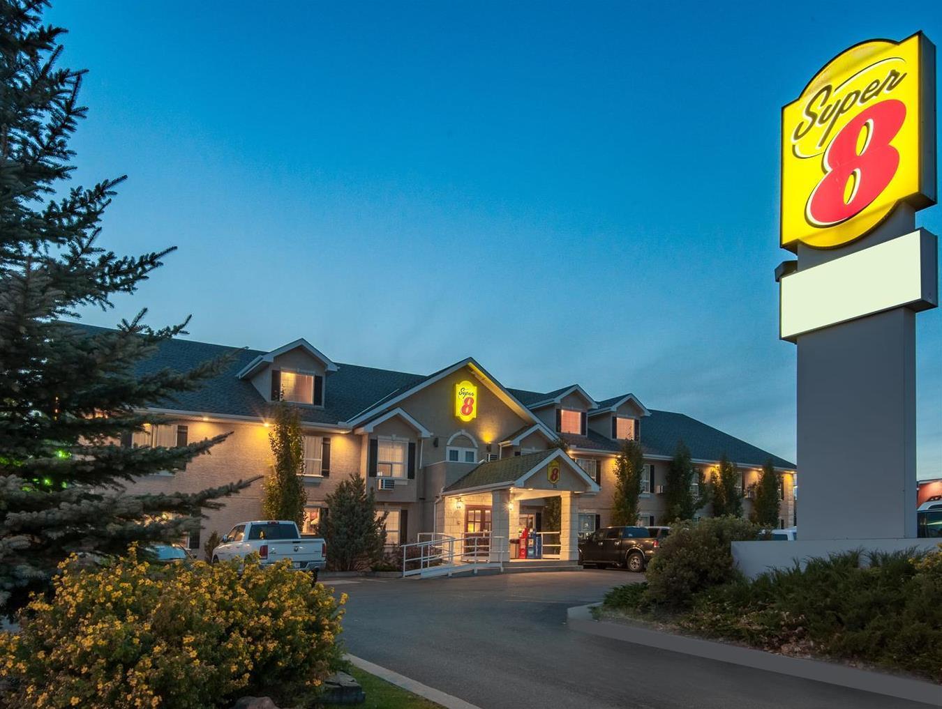 Ramada By Wyndham Cochrane Hotel Exterior foto