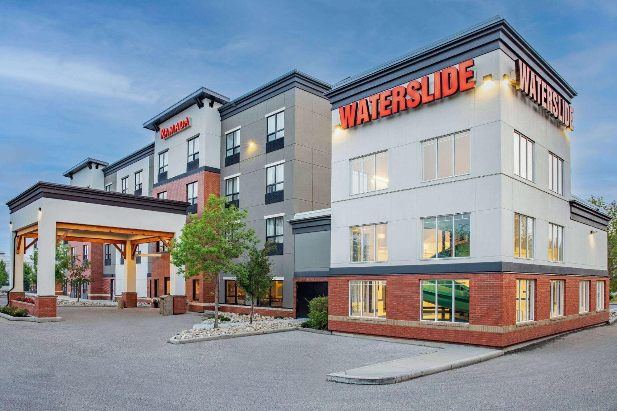 Ramada By Wyndham Cochrane Hotel Exterior foto