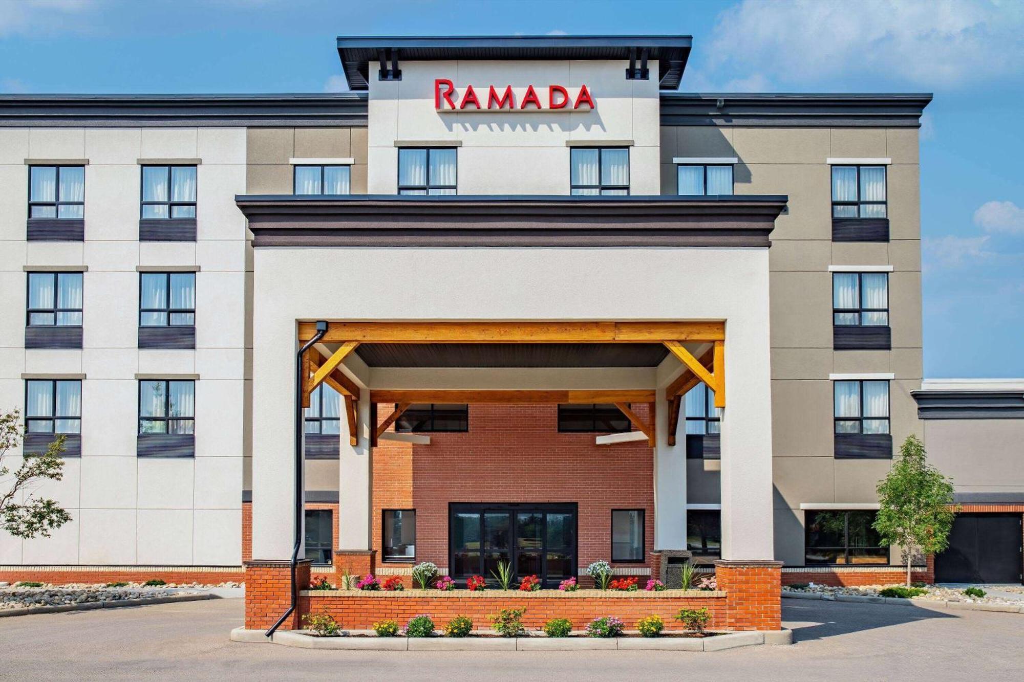 Ramada By Wyndham Cochrane Hotel Exterior foto