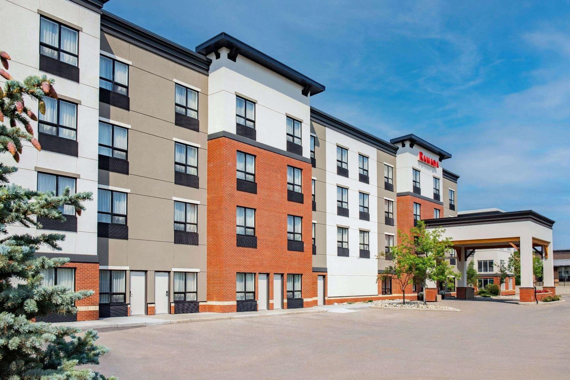 Ramada By Wyndham Cochrane Hotel Exterior foto